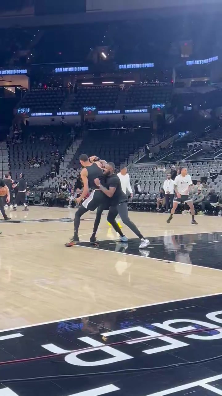 文班低位要球对抗训练在这位置让他接到球那对手真没辙了